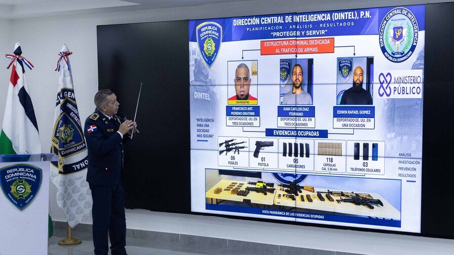Desmantelan red de tráfico de armas integrada por deportados; ocupan cinco fusiles y una Uzi
