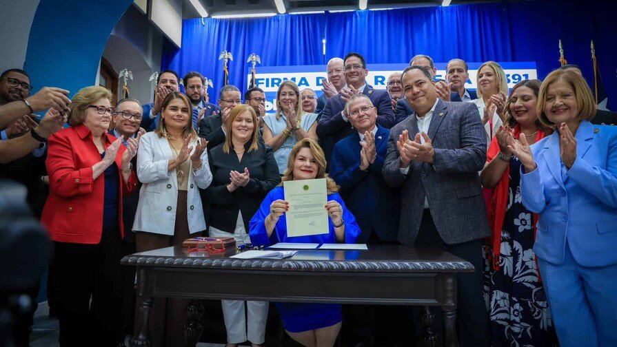 Gobernadora de Puerto Rico firma solicitud de anexión a EE. UU.