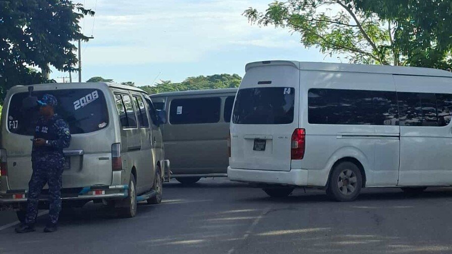 Transportistas paralizan el tránsito en Guanuma por el deterioro de la carretera hacia Monte Plata